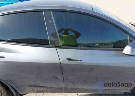 2026 Tesla Model Y Premium Rear-Wheel Drive z USA, uszkodzony, nr VIN 7SAYGDED9TA449264